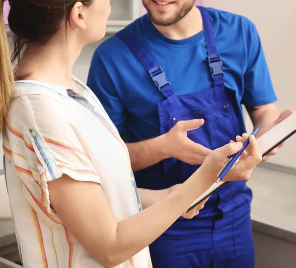 Plombier en contact avec client
