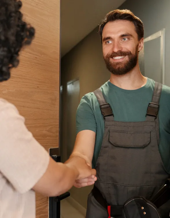 Plombier souriant avec client